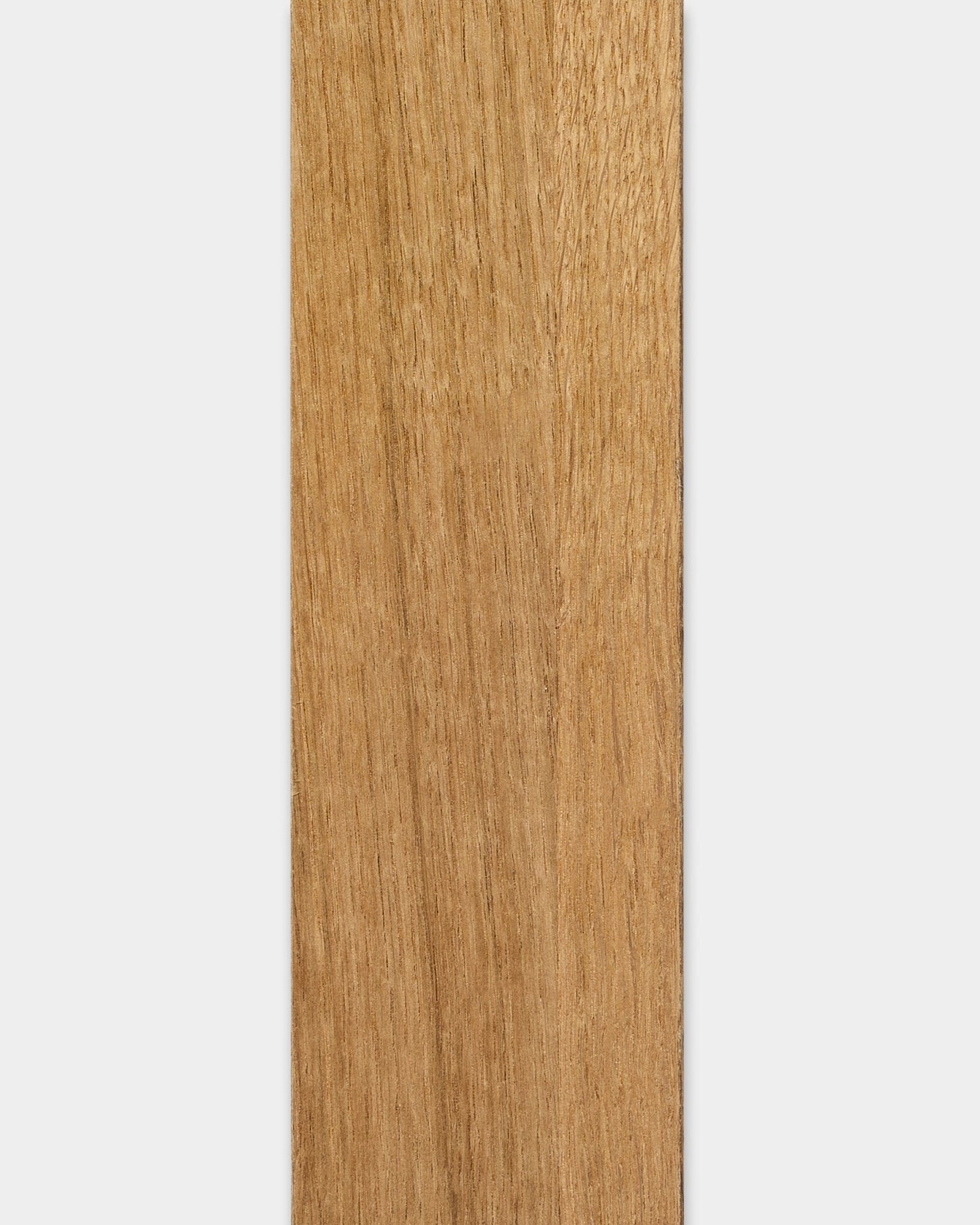 Vertical WoodUpp Akupanel en chêne Rustic Brown, 240 cm, avec des lamelles en bois brown clair et lisses, au veinage naturel visible, sur fond blanc.